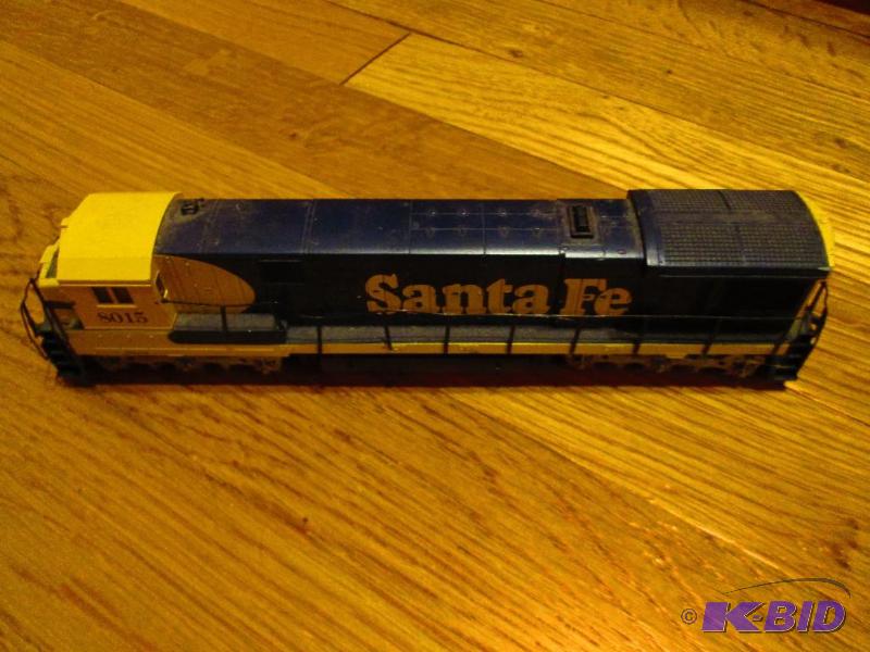 lot 210 image: Model Train Santa Fe 8015...