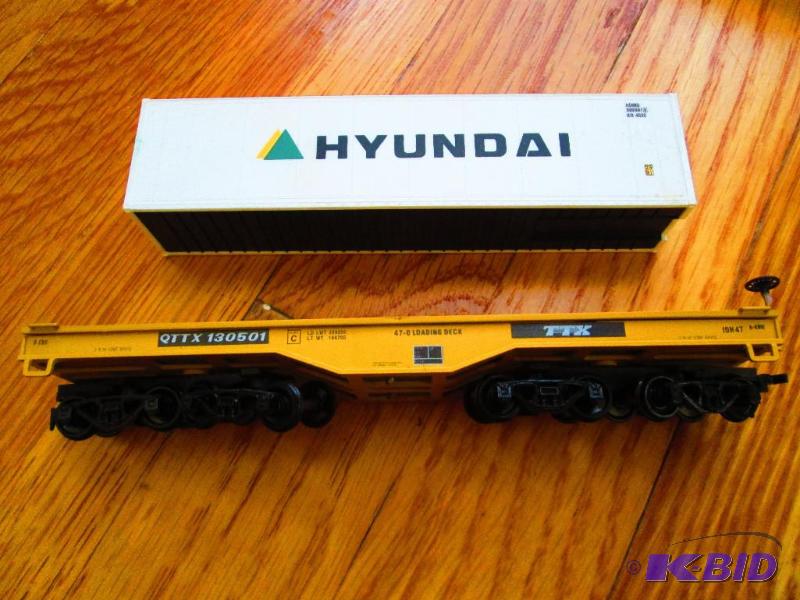 lot 231 image: Model Train QTTX 130501 flat bed with Hyundai...