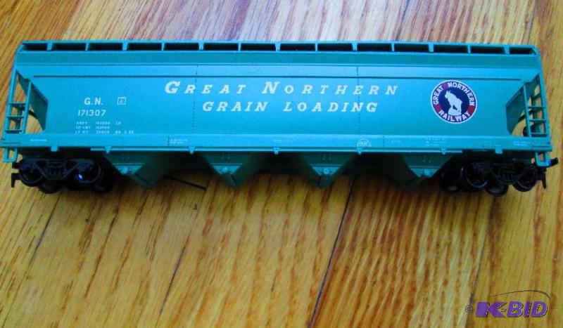 lot 242 image: Model Train Great Northern Grain Loading G.N....