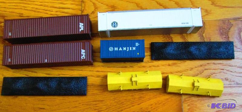 lot 280 image: Model Train Mixed lot of carry on containers ...