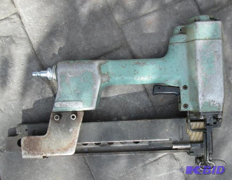 lot 31 image: Air powered staple gun...