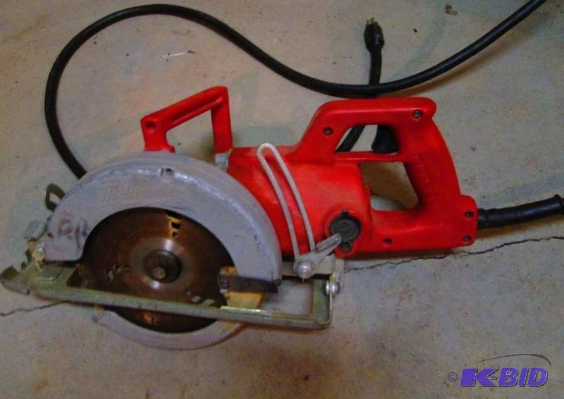 lot 420 image: Milwaukee 714 inch worm gear saw with heavy ...
