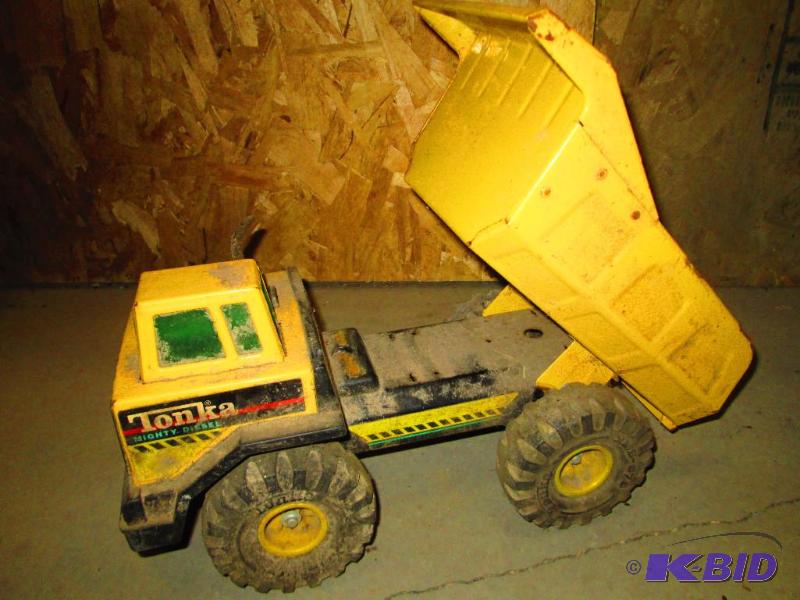 lot 437 image: Vintage Tonka dump truck...