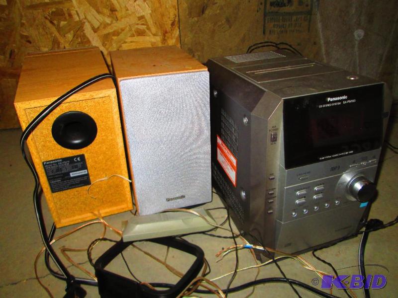 lot 440 image: Panasonic bookshelf stereo with speakers and ...