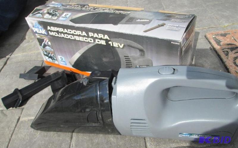 lot 7 image: 12 V wet  dry vacuum cleaner, handheld....