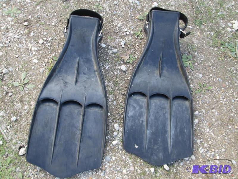 lot 76 image: Pair of Scuba Pro Jet Fin Flippers...