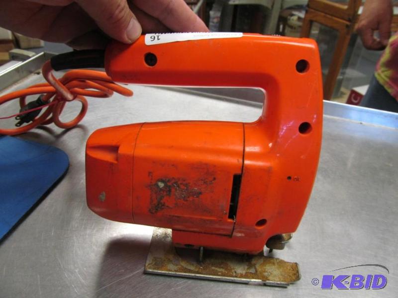 lot 16 image: B&D Jig Saw Screw missing on base.