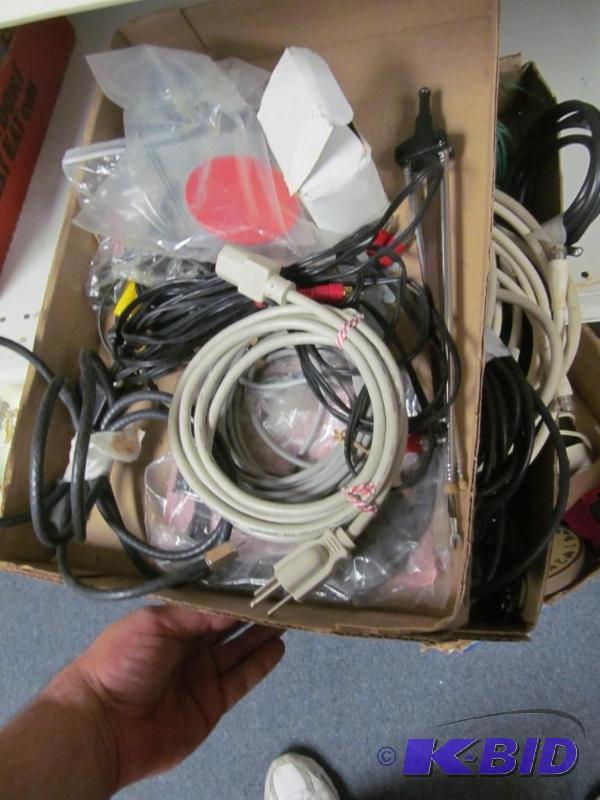 lot 76 image: lot of computer and tv cables  see pictures relisted do to no show