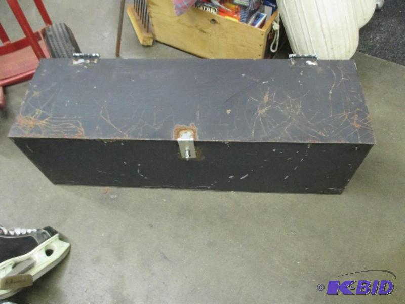 Metal tool box