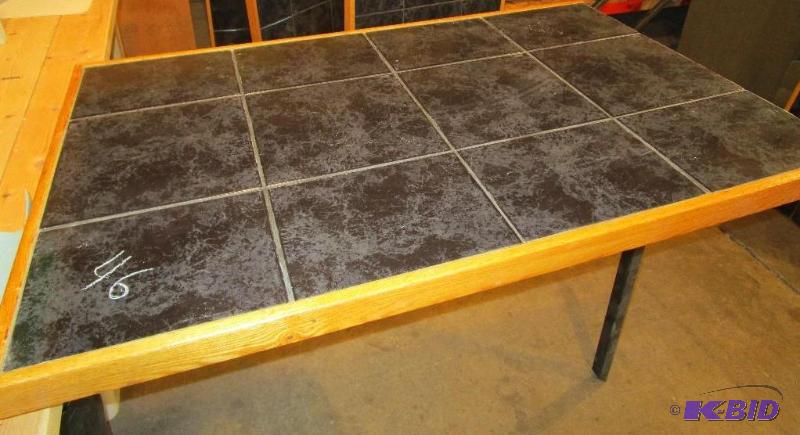 lot 46 image: Custom Built table