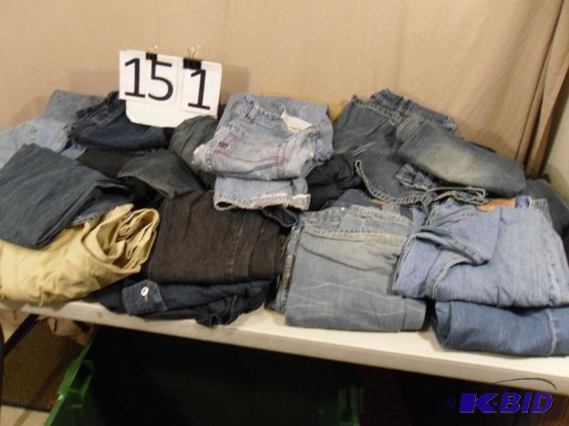 Large Lot of Assorted Mens Jeans. Sizes, Styl...