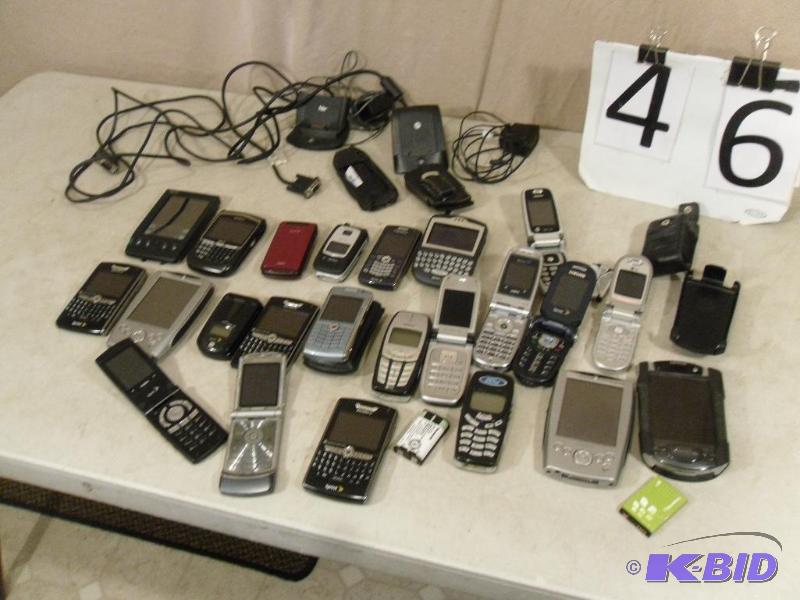 Large Lot of Assorted Cell Phones&nbspand Mo...