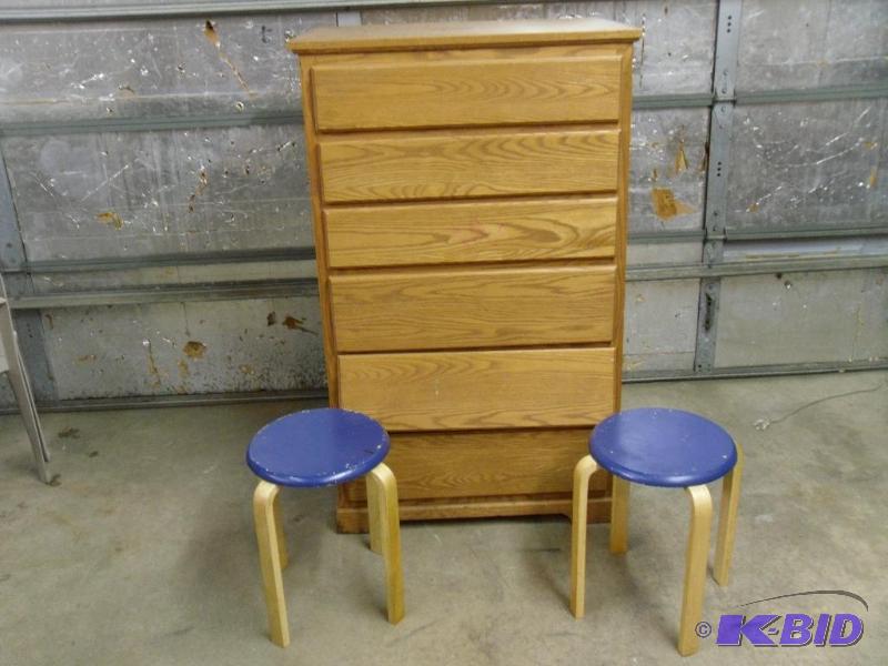 6 Drawer Wood Dresser (Drawers need TLC, draw...