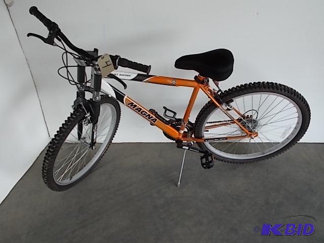 lot 4 image: Magna 26" Great Divide, 18 Speed...