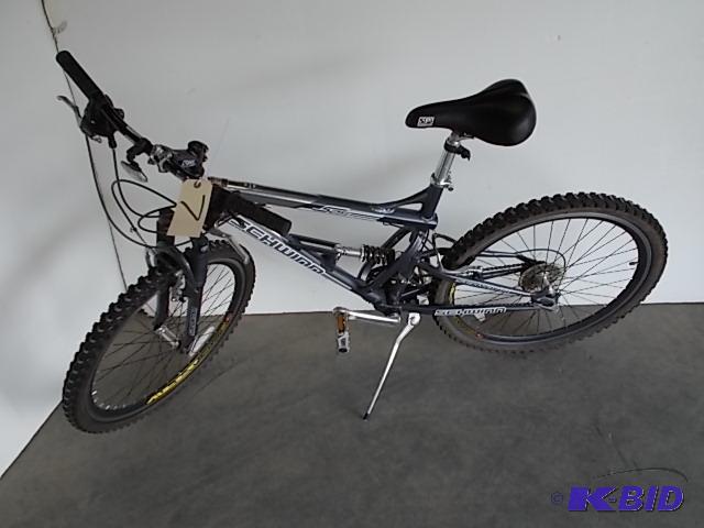 lot 7 image: Schwinn 26" S25, 21 Speed, Near New...