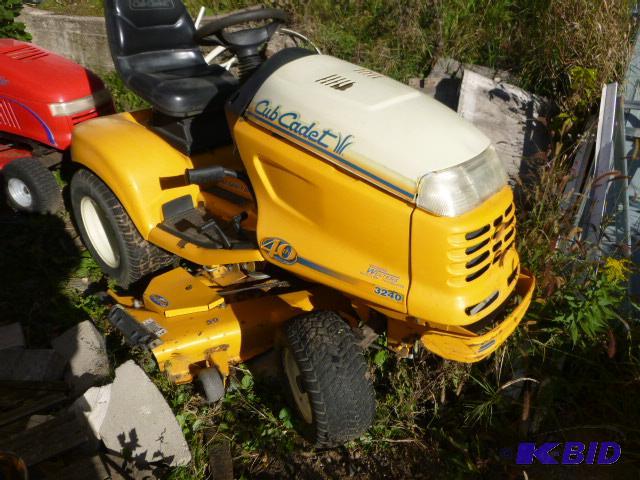 Cub Cadet 3240 40th Anniversary Riding Lawn M...