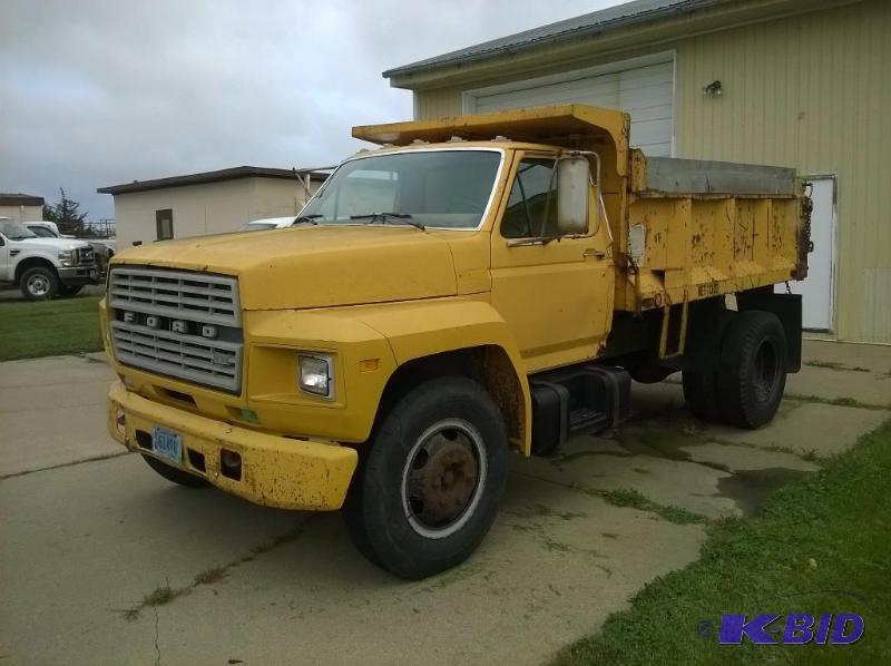 lot 1 image: 1982 Ford F600G Dump Truck