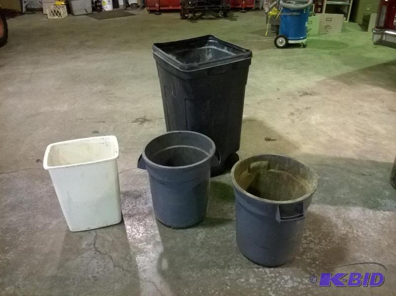 lot 101 image: Garbage Cans, Lot of 4