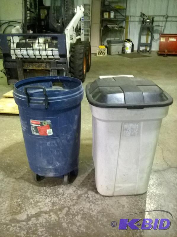 lot 102 image: Garbage Cans, lot of 2, white & blue
