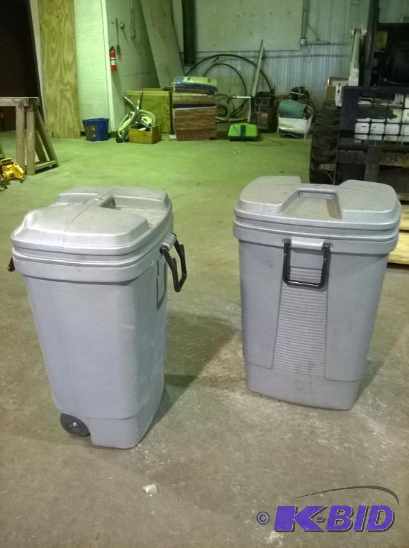lot 103 image: Garbage Cans, lot of 2, gray
