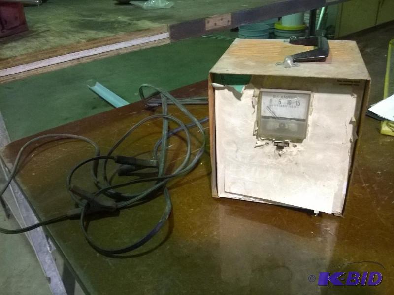 lot 119 image: Battery Charger, works, believed to be 6V12V