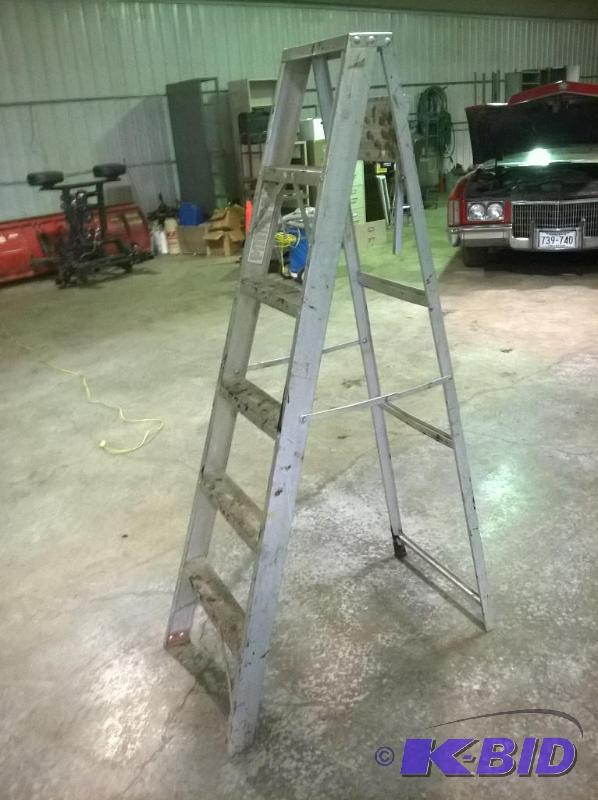 lot 124 image: 6ft Aluminum Ladder
