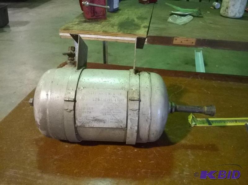 lot 127 image: Wessels Metal Tank, approx 2 gal