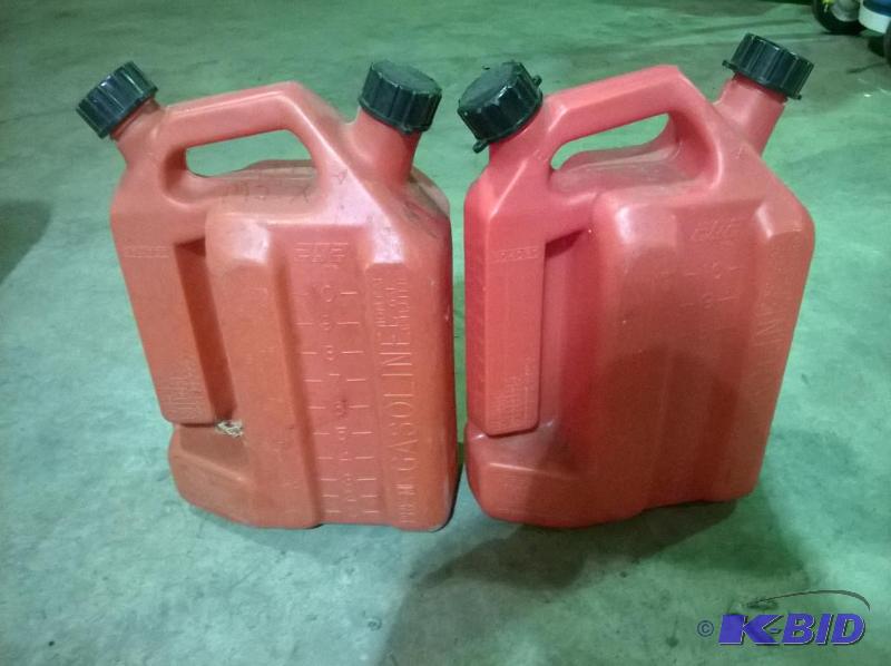 lot 131 image: Gas Cans, metered for mixing gas