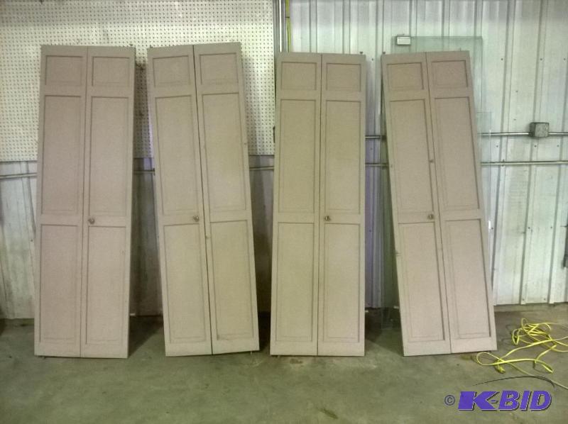 lot 137 image: Pink Bi-Fold Doors
