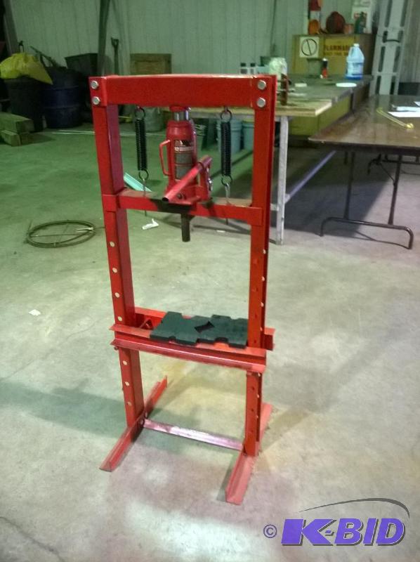lot 15 image: Big Red 12-Ton Shop Press