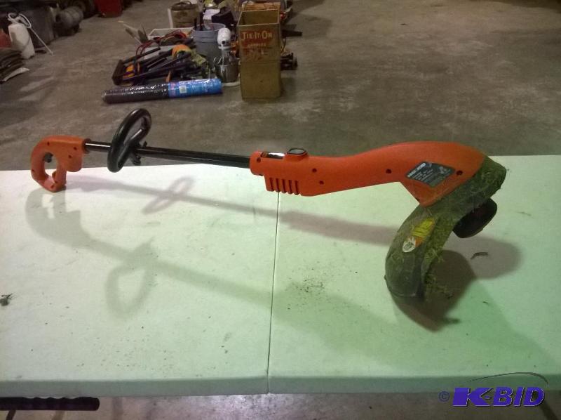 lot 178 image: Black & Decker ST7000 Electirc String Trimmer