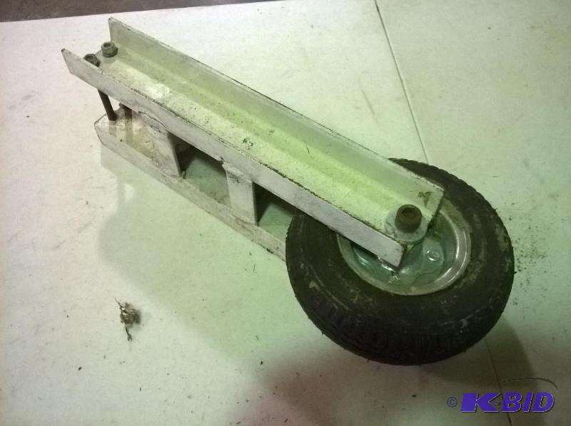 lot 182 image: 8.5in Tire on Heavy Bracket