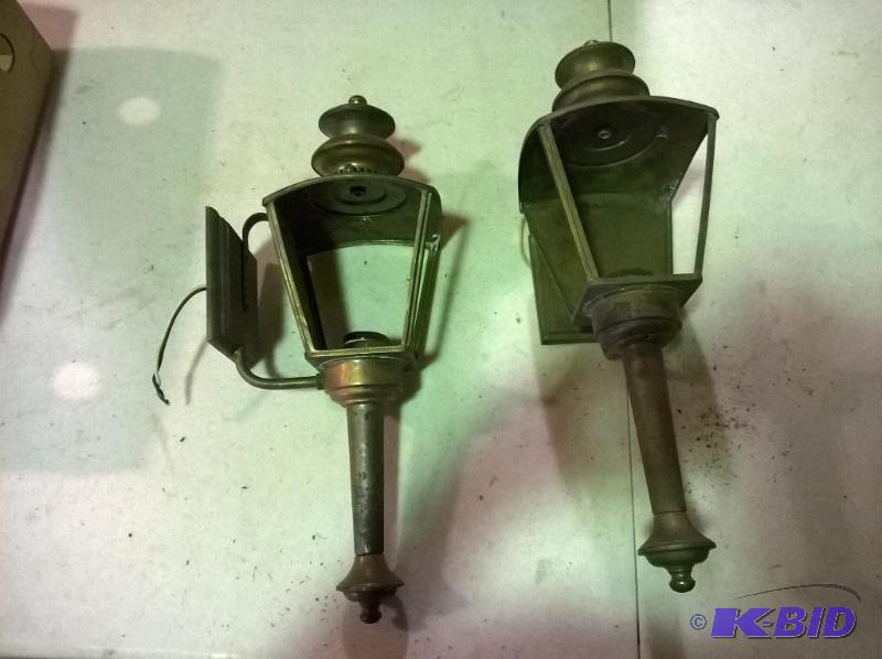 lot 184 image: Wall Sconce Lantern Light Fixtures, glass inc