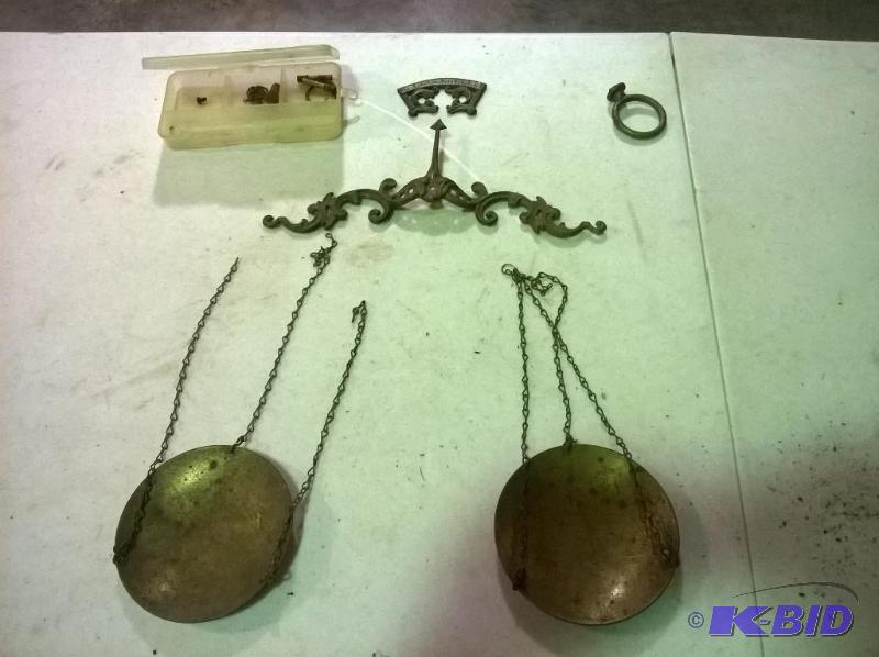 lot 185 image: Antique Scale