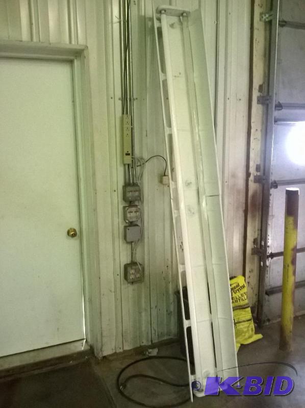 lot 249 image: 8ft Fluorescent Light, works