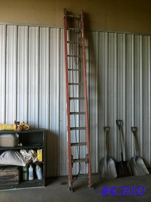 lot 42 image: 24ft Extension Ladder