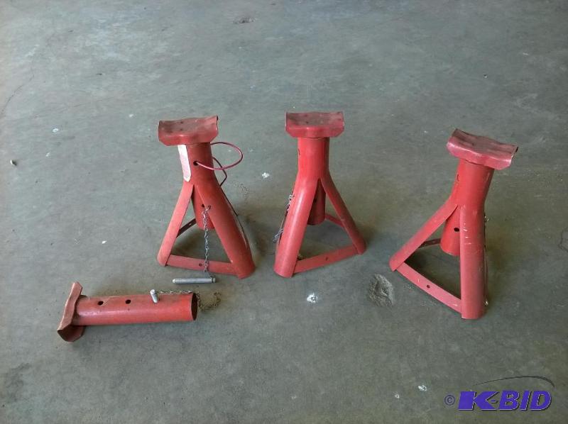 lot 50 image: Jack Stands Lot of 3 12