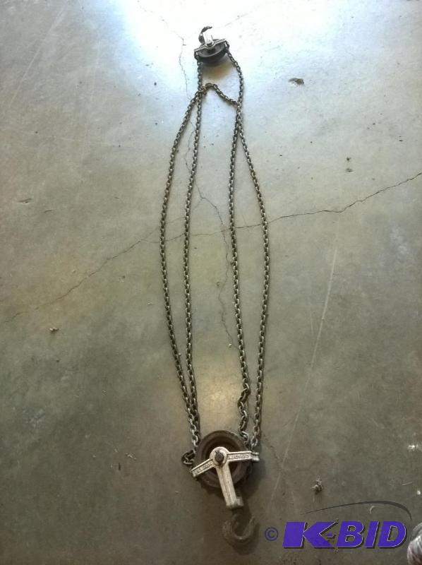 lot 57 image: 1000lb Chain Hoist