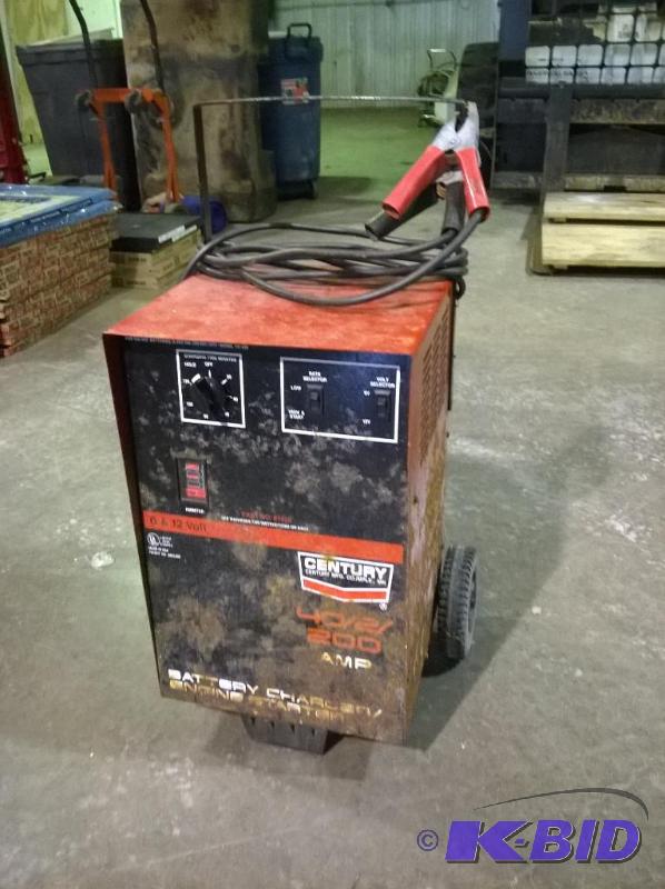 lot 6 image: Century 612V 200a Battery Charger Starter