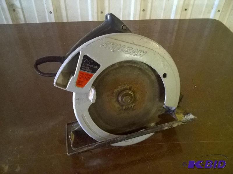 lot 97 image: Skil Saw 576 Circular Saw Powers on