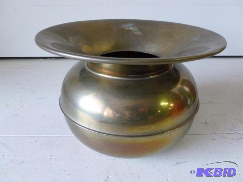 lot 101 image: Vintage brass spittoon&nbspthat measures 8.5...