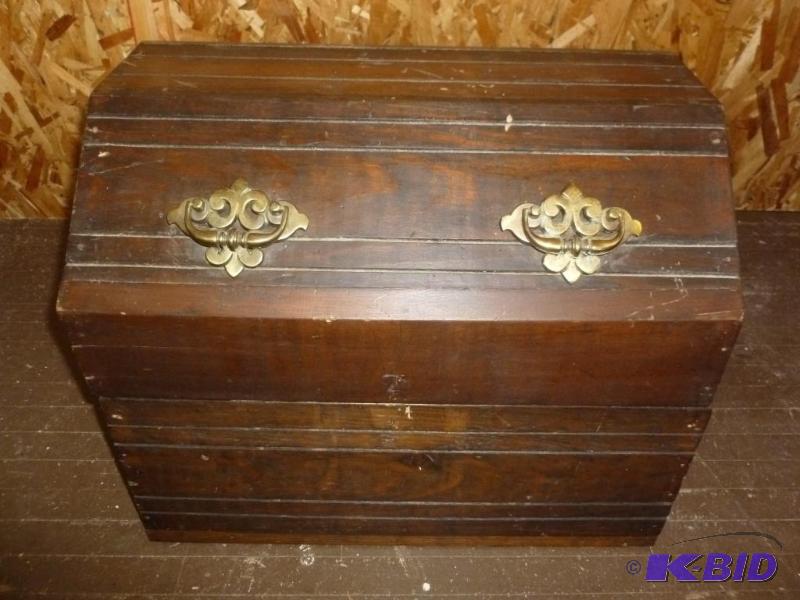 lot 11 image: Nice solid wood flip lid storage chest with c...
