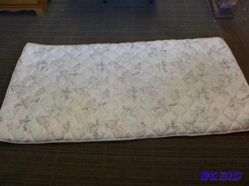lot 121 image: Magnetic mattress top that measures 39" ...