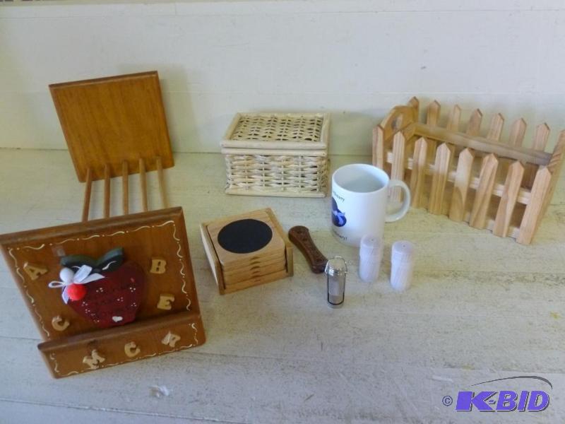 lot 131 image: Lot of decorative wooden items that includes ...