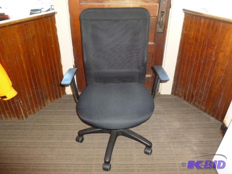 lot 140 image: Heavy duty mesh back computer roller chair, g...