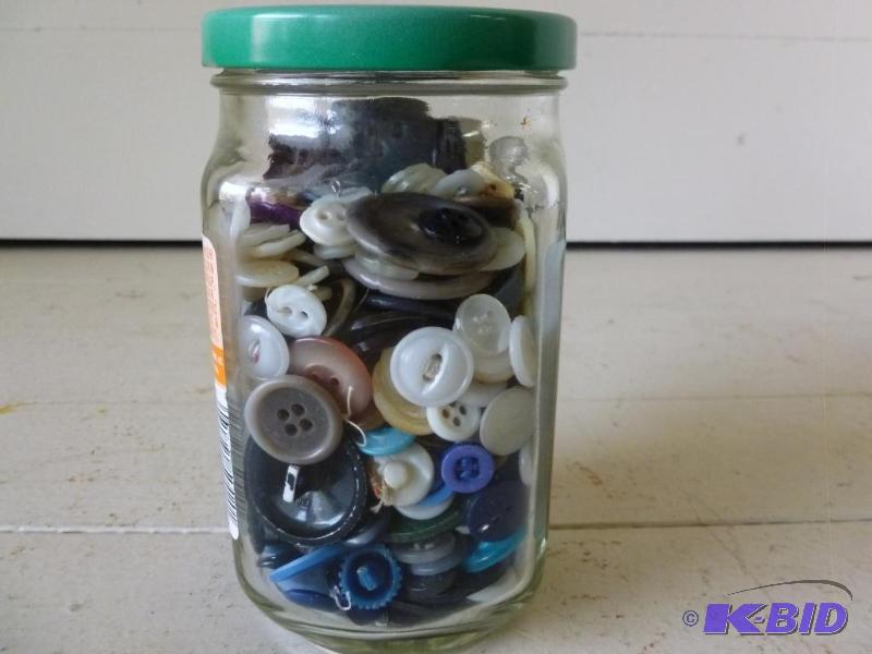 lot 171 image: Jar of mixed vintage buttons....