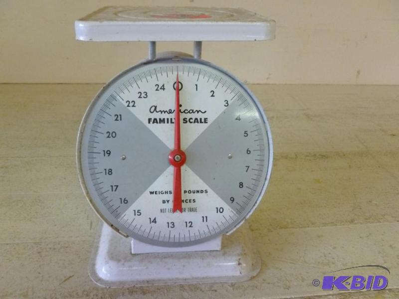 lot 20 image: Vintage American Family Scale 25 lbs. scale, ...