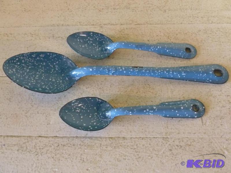 lot 27 image: Lot of three vintage Graniteware items that i...