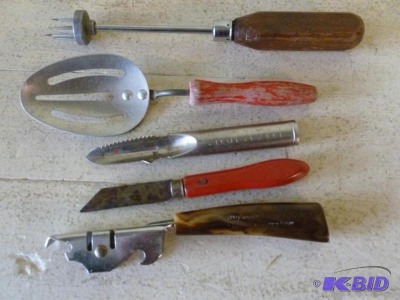 lot 28 image: Lot of five vintage kitchen items that includ...