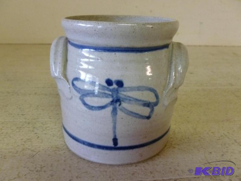 lot 33 image: Beautiful double handled crock jar with cobal...